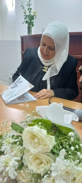 في جو من الألفة تم اليوم وبفضله تعالى في مسجد النور/الدبية،حفل توقيع كتاب الأستاذة#نسرين_علي_ناصر وقد حمل عنوان: خيوط الحرير مع البشير النذير