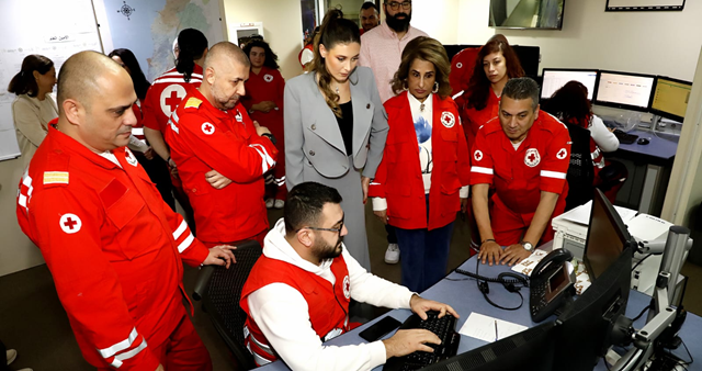 ملكة جمال لبنان زارت الصليب الأحمرواثنت على جهوده