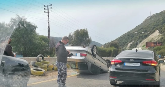انقلاب سيارة على أوتوستراد شكا باتجاه البترون تسبب بزحمة سير