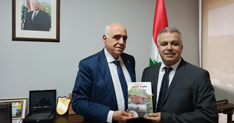 القصيفي تسلم من كلوفيس الشويفاتي كتابه : "من الوزارة الى السفارة.. سقوط الحصن.. 13 تشرين الأول 1990"