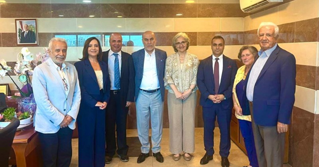 وفد من الجامعة الحديثة للإدارة عرض مع كرامي لواقع التعليم العالي