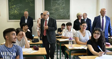 رئيس الحكومة يتفقّد والوزيرة كرامي مراكز الامتحانات الرسمية في بيروت: التلاميذ أملنا بالمستقبل