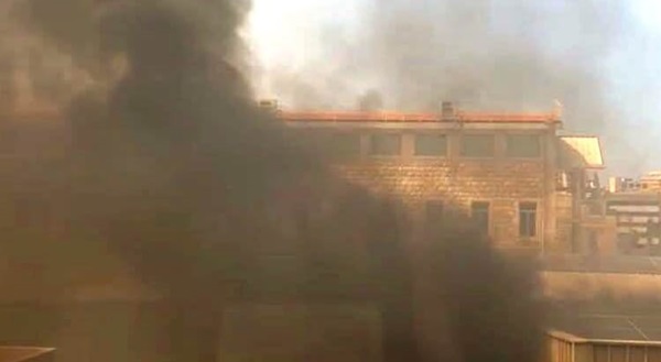حريق في ملعب المدرسة المركزية في جونيه وسحب الدخان تغطي سماء المنطقة