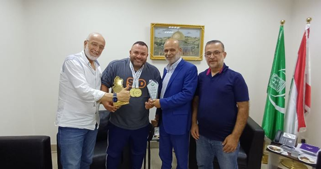"الجماعة الإسلامية" هنّأت البطل خضر السن بفوزه في بطولة غرب آسيا لرفع الأثقال