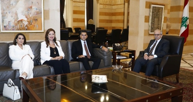 رئيس الحكومة استقبل وزير الإعلام ووفدا من "تلفزيون لبنان" وعرض مع البعريني مطالب مياومي "أوجيرو" واطلع من السيد على أوضاع مؤسسة الإسكان