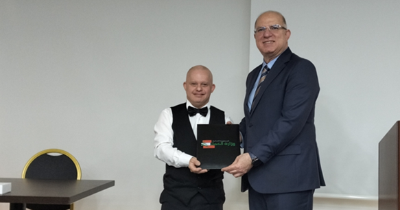 حيدر زار عاملًا من ذوي الاحتياجات الخاصة وقدم له شهادة تقدير: سنعطي مهلة للمؤسسات حتى نهاية السنة لالتزام النسبة المحددة من القانون لهؤلاء