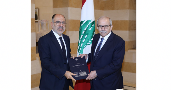 رئيس الحكومة تسلم التقرير السنوي لرئاسة الجمهورية لعام 2024 واطّلع على مشاريع الطاقة والتعاون الإداري