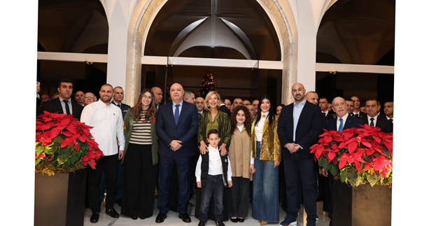 رئيس الجمهورية اضاء واللبنانية الأولى شجرة الميلاد في قصر بعبدا