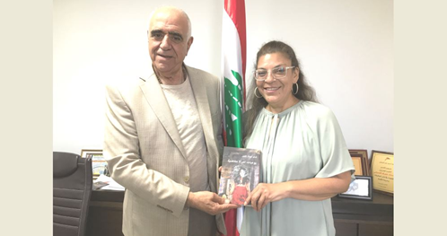 القصيفي تسلم من الزميلة ندى عماد خليل باكورة انتاجها الادبي "يوميات إمرأة مغتصبة"