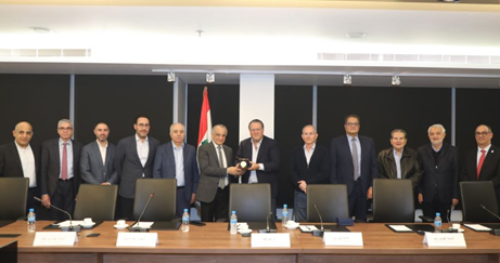 الهيئات الإقتصادية ناقشت مع كريدية سبل إستدامة وتطوير قطاعي الإتصالات والإنترنت في لبنان وشقير قدم له ميدالية
