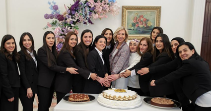 اللبنانية الاولى احتفلت بعيد الام مع الأمهات العاملات في مديرية رئاسة الجمهورية: نقدر عطاءكن المزدوج وانتقالكن من دور الام الحنون في المنزل الى دور الموظفة في العمل بكل مهارة واقتدار