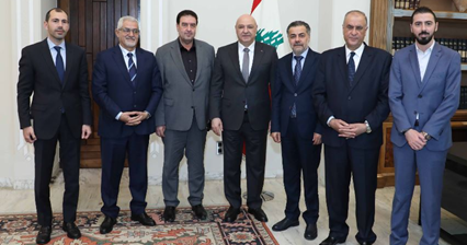 الرئيس عون التقى وفد كتلة" الاعتدال الوطني" وريفي وزوارا وعطية نقل عنه تأكيده اجراء الانتخابات البلدية في موعدها وتعاونه المطلق مع الرئيس سلام والليونة في تعاطي حزب الله بمسألة السلاح وفق خطة